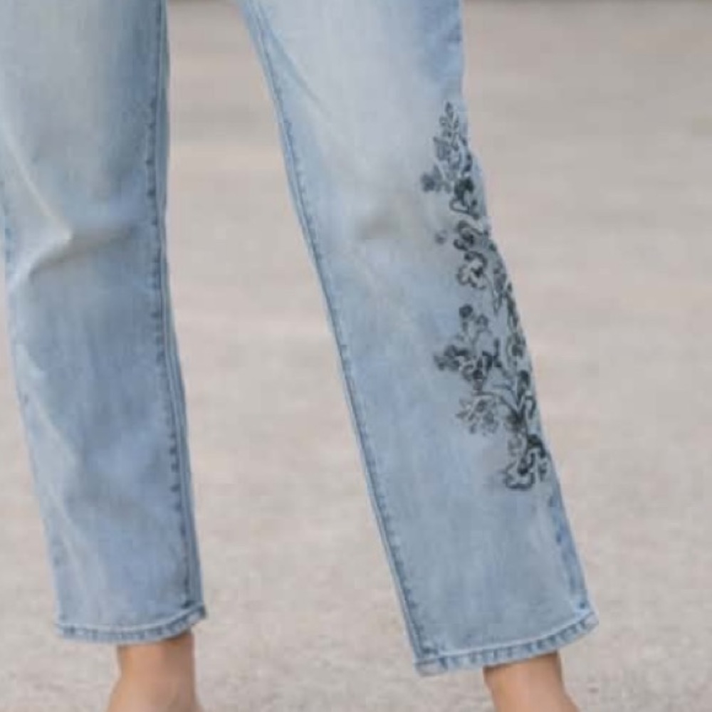 CHICOS Light Blue Ankle Jeans with Floral Embroidered Leg Detail Size 6 - Picture 2 of 14